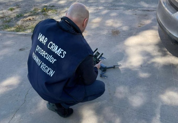 Прокуроры обследовали разбомбленный дом в Харькове, в котором погиб человек